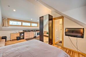 Escritorio, tabla de planchar con plancha, wifi y ropa de cama 