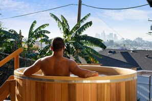 Outdoor spa tub - Hillside House with DTLA Views + Jacuzzi (Los Angeles)