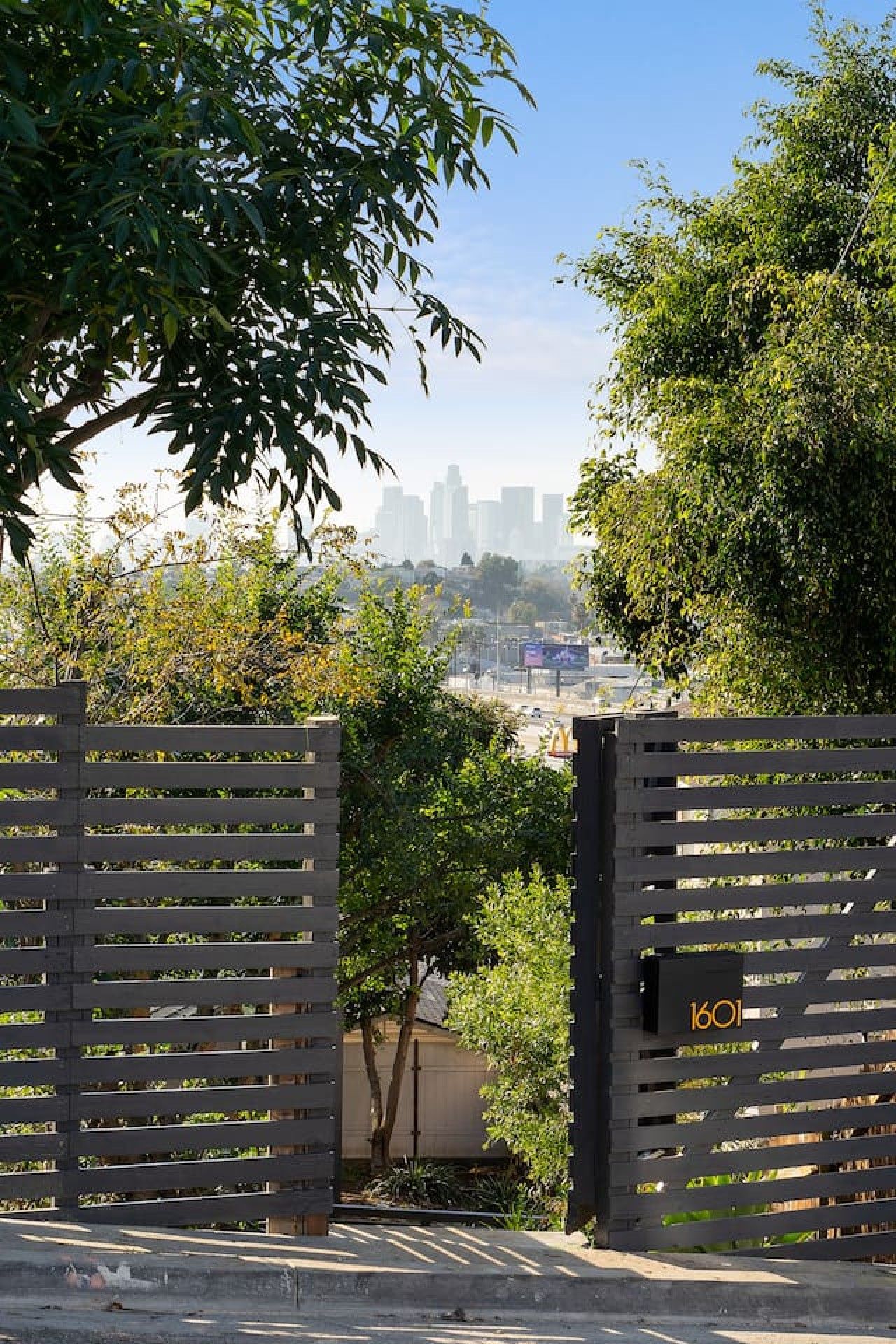 Una entrada vigilada con vista al horizonte urbano.