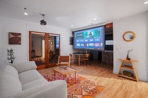 Una Smart TV, libros