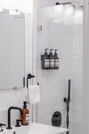 Bathroom - Hillside House with DTLA Views + Jacuzzi (Los Angeles)