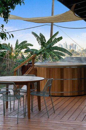 Outdoor dining - Hillside House with DTLA Views + Jacuzzi (Los Angeles)