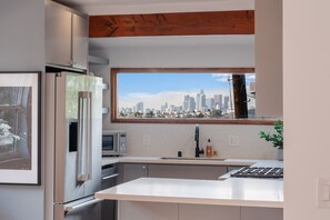 Réfrigérateur, four à micro-ondes, un four, surface de cuisson