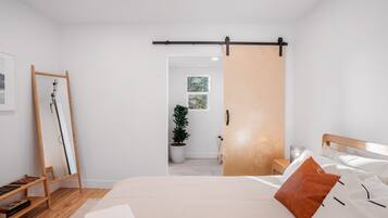 2 chambres, bureau, fer et planche à repasser, accès au Wi-Fi (inclus)