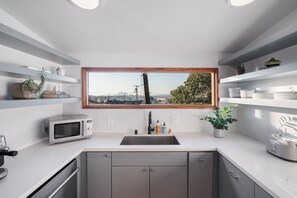 Frigorífico, microondas, horno y placa de cocina