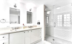 Shower, jetted tub, free toiletries, hair dryer - ⭐️⭐️⭐️⭐️⭐️Best Location! Vacation in Paradise on Ocean Dr with Direct Beach View (Miami Beach)