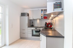 ثلاجة، ميكروويف، موقد طهي مسطح، غسالة أطباق