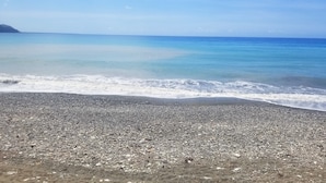 A beach with pebbles and a clear view of the ocean. - Timeless - Lovely beach cottage. Private pool, ocean view, beach access. R &R ! (Kingston)