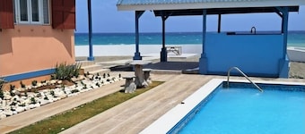 Timeless - Lovely beach cottage. Private pool, ocean view, beach access. R &R !
