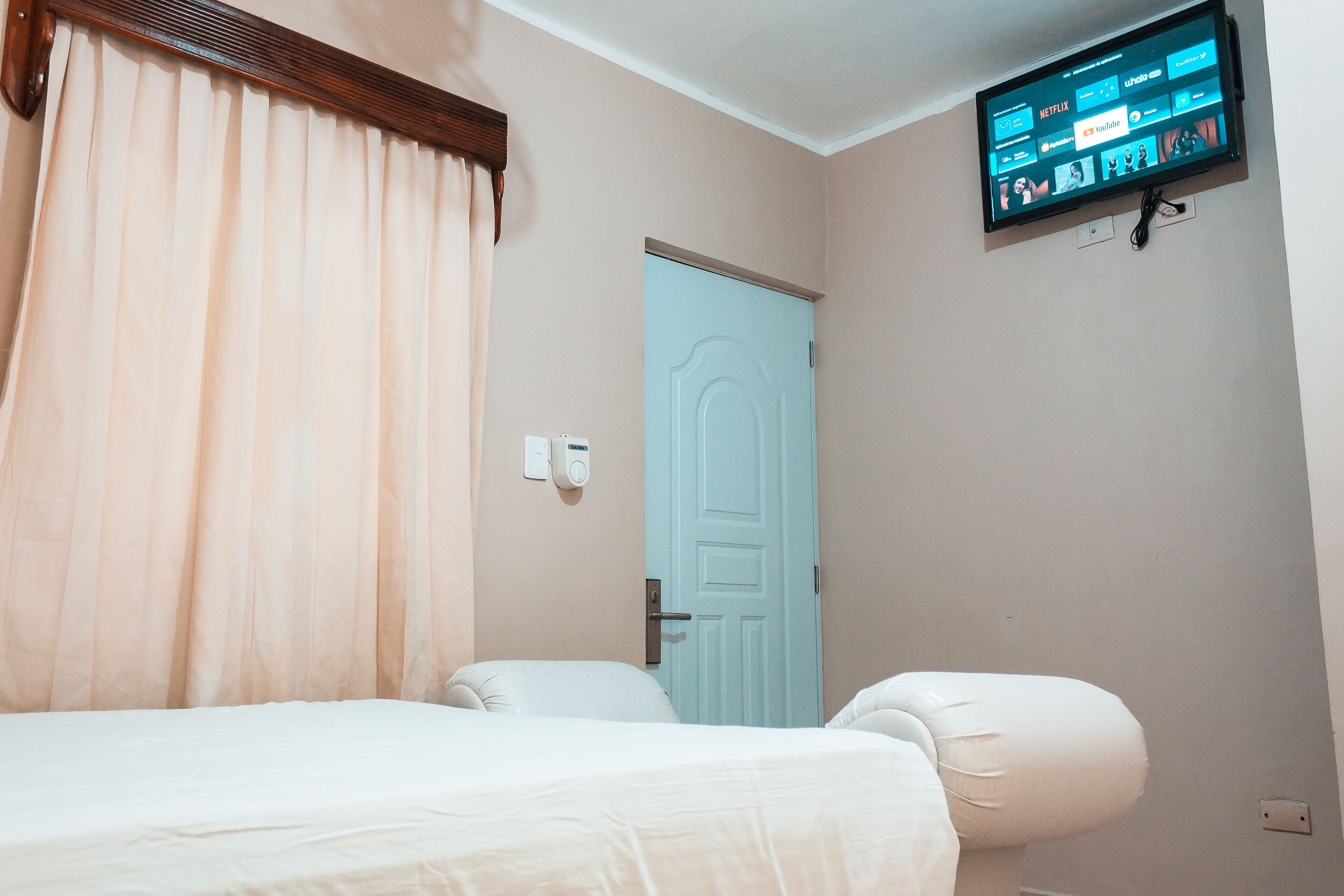 room | free wifi, bed sheets