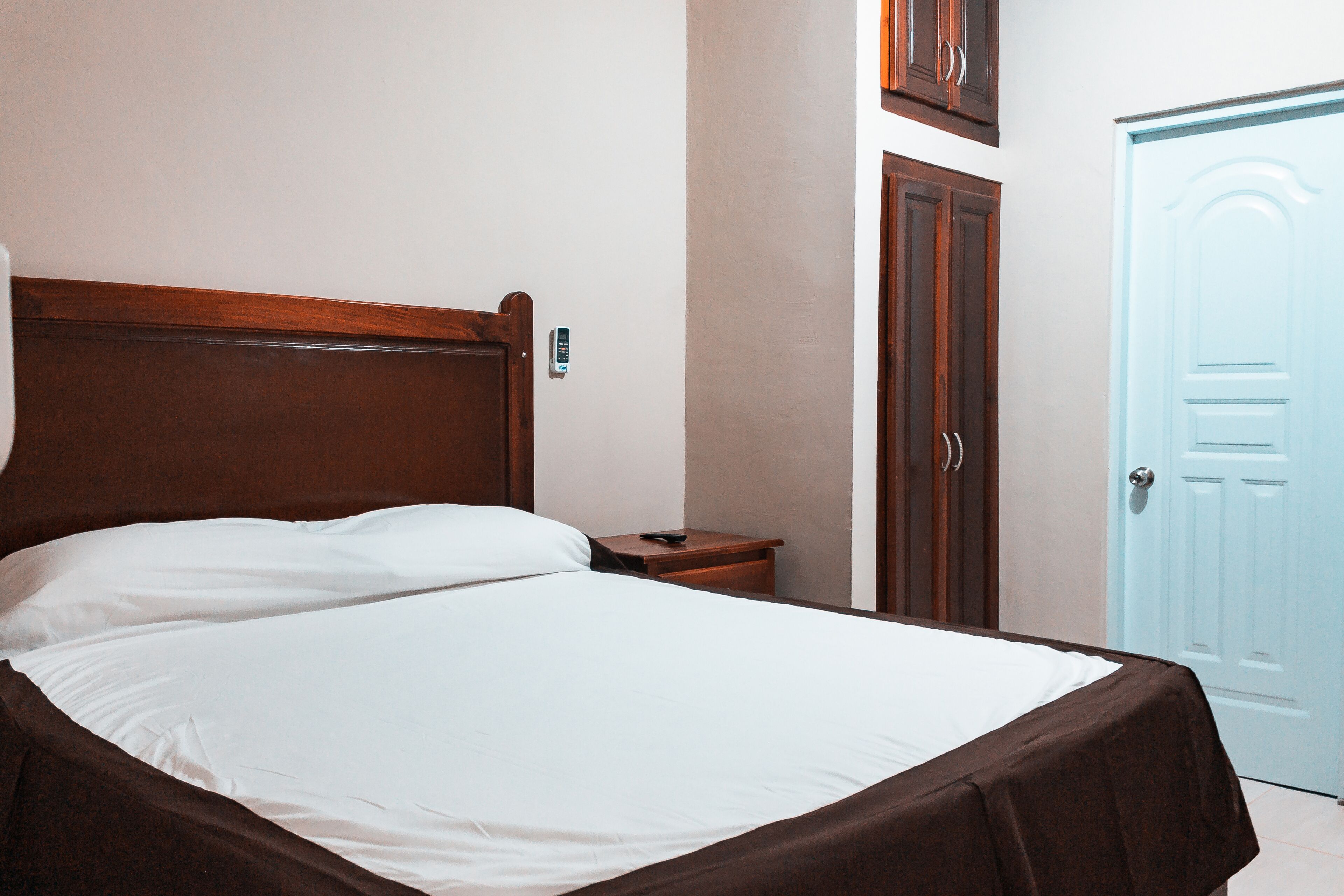 room | free wifi, bed sheets