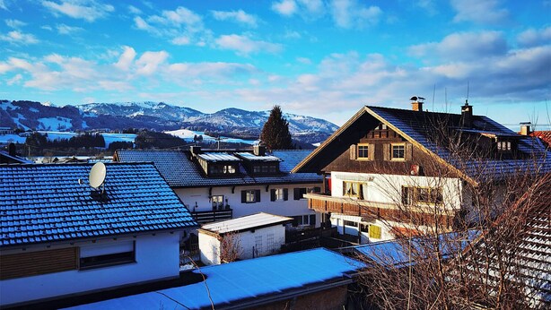 A residential area with houses featuring sloped roofs and a satellite dish. - Haus Rist - Apartment Panoramablick in Altstädten im Allgäu (Sonthofen)
