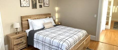 3 chambres, bureau, fer et planche à repasser, lit parapluie