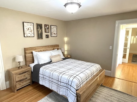 3 bedrooms, desk, iron/ironing board, travel cot. 3B apt Downtown Ipswich