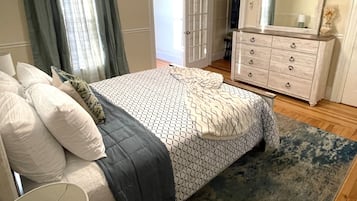 3 dormitorios, escritorio, tabla de planchar con plancha y cuna de viaje