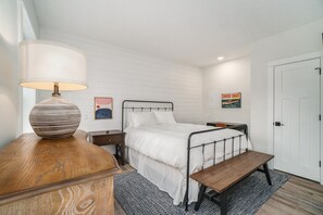 1 bedroom, desk, free WiFi, bed sheets - Luxury Suite #2 at the Dala House (Onekama)