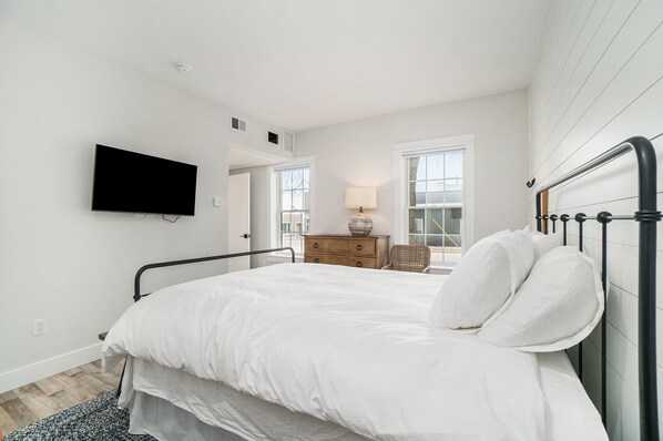 1 bedroom, desk, free WiFi, bed sheets - Luxury Suite #2 at the Dala House (Onekama)