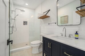 Een douche, een haardroger, handdoeken