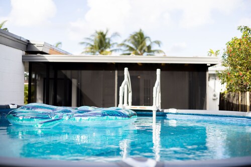 Beautiful, Spacious Modern Home Near Beach