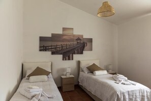 2 Schlafzimmer, Schreibtisch, Bügeleisen/Bügelbrett, Reisekinderbett