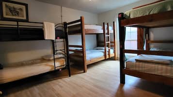 Dormitório compartilhado básico | 1 quarto, individualmente decorados, individualmente mobiliados