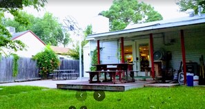 Terrace/patio - Wild Wild West Backpackers Hostel (Irving)