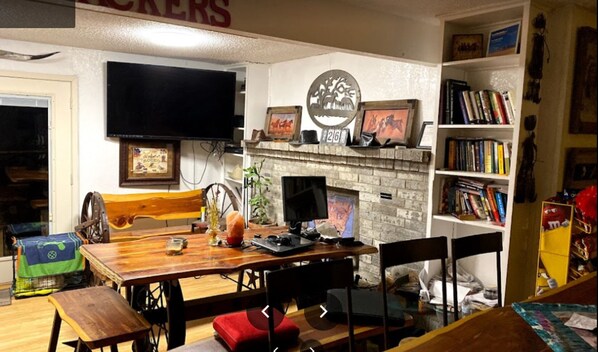 Fireplace - Wild Wild West Backpackers Hostel (Irving)