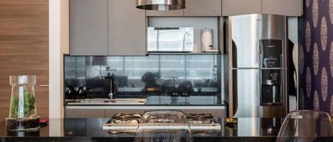 Kjøleskap, mikrobølgeovn, ovn og kokeplater