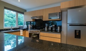 Refrigerador, microondas, horno y parrilla de estufa