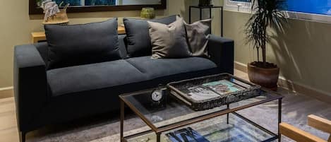 Una televisión, una oficina