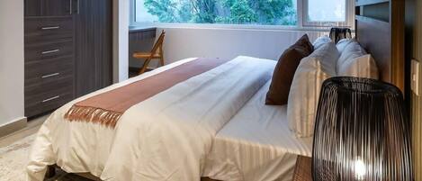 2 slaapkamers, een bureau, een strijkplank/strijkijzer, wifi