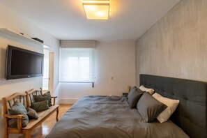 1 bedroom, desk, iron/ironing board, WiFi
