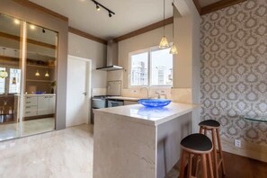 Geladeira, micro-ondas, fogão, cooktop