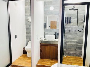 Junior-Einzelzimmer | Badezimmer | Duschwanne, Regendusche, kostenlose Toilettenartikel, Haartrockner