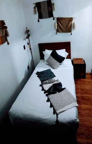 Habitación individual junior | Ropa de cama de alta calidad, edredón y decoración personalizada 