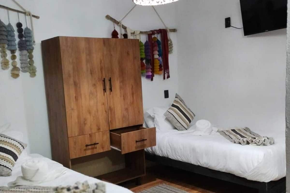 Habitación básica | Ropa de cama de alta calidad, edredón y decoración personalizada