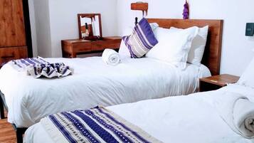 Basic-Vierbettzimmer, eigenes Bad | Hochwertige Bettwaren, Daunenbettdecken, schallisolierte Zimmer