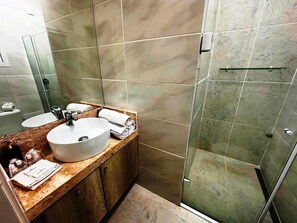 Villa básica | Baño | Regadera, secadora de cabello, toallas, jabón 