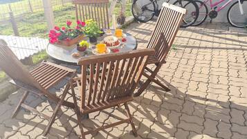 Basic Villa | Tempat makan luar