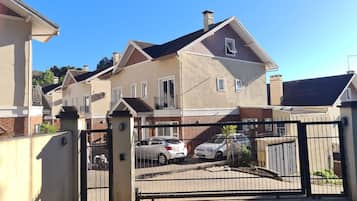 Basic Villa | Bahagian luar