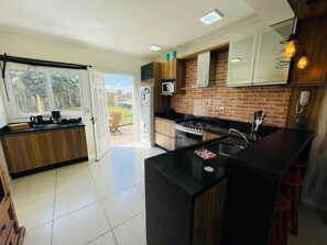 Basic Villa | Private kitchen | Fridge, microwave, blender, mixer - Duplex 02 Suites - Cond.Fechado 08 P (Gramado)