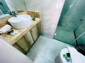 Basic Villa | Bathroom | Shower, hair dryer, towels, soap - Duplex 02 Suites - Cond.Fechado 08 P (Gramado)