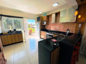 Basic Villa | Private kitchen | Fridge, microwave, blender, mixer - Duplex 02 Suites - Cond.Fechado 08 P (Gramado)