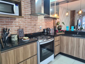 Basic Villa | Private kitchen | Fridge, microwave, blender, mixer - Duplex 02 Suites - Cond.Fechado 08 P (Gramado)