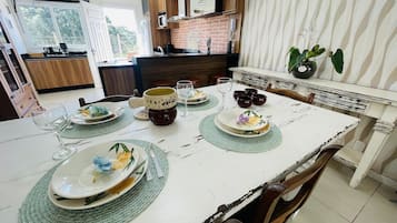 Basic Villa | Tempat makan