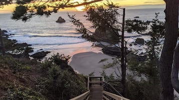 Chaises longues, serviettes de plage