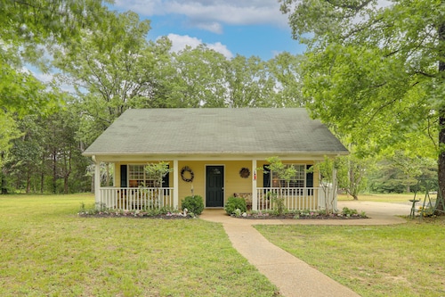 Quiet Family Cottage w/ Fishing Pond in Senatobia