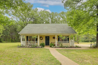 Quiet Family Cottage w/ Fishing Pond in Senatobia