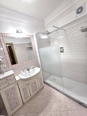 Regadera, secadora de cabello, bidet, toallas 