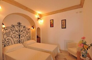 6 Schlafzimmer, Zimmersafe, Schreibtisch, Bügeleisen/Bügelbrett